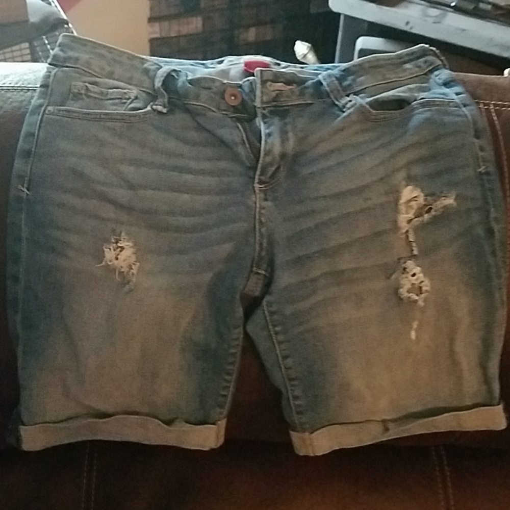 Distressed Bermuda shorts